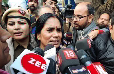 மம்தா பானர்ஜி பதவி விலக வேண்டும்: நிர்பயா தாய்